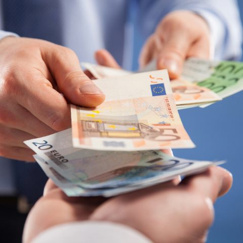 Nahaufnahme einer Bargeldübergabe – Auszahlung von Euro-Scheinen nach erfolgreichem Metallverkauf.